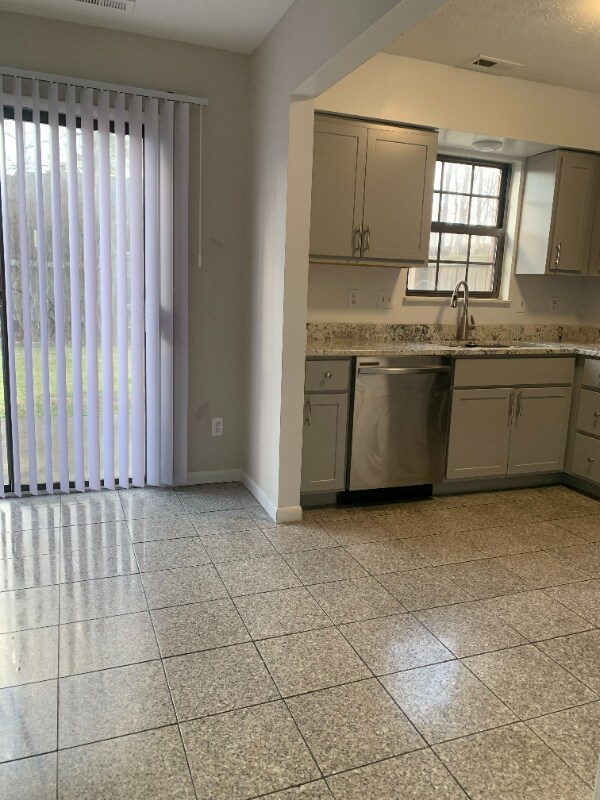 726 Ohio Pike in Cincinnati, OH - Building Photo - Building Photo