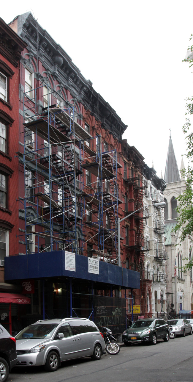 97 E Seventh St in New York, NY - Building Photo - Building Photo