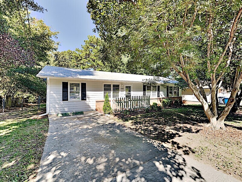 2540 Woodland Dr NW in Kennesaw, GA - Foto de edificio