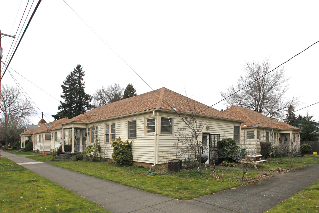 5027-5043 SE Woodstock Blvd in Portland, OR - Building Photo