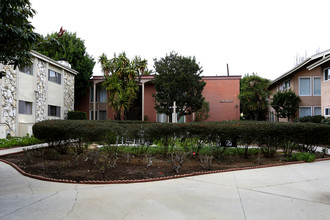 Community Plaza Apartments in Long Beach, CA - Building Photo - Building Photo