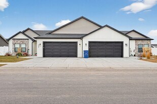 585 Idaho Ave in Sugar City, ID - Building Photo