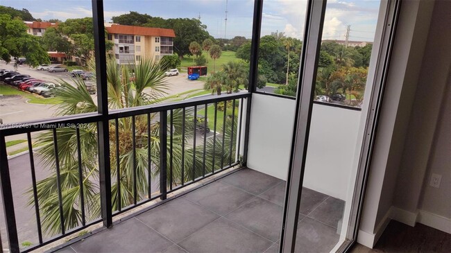 4164 Inverrary Dr, Unit 207 in Lauderhill, FL - Foto de edificio - Building Photo