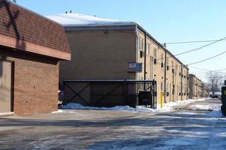 Korvette Apartments in Roseville, MI - Foto de edificio - Building Photo