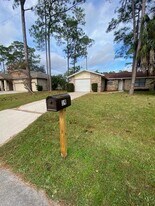 19 Woodston Ln in Palm Coast, FL - Building Photo