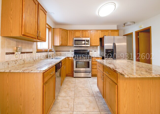 1315 Lakeview Rd in West Bend, WI - Building Photo - Building Photo