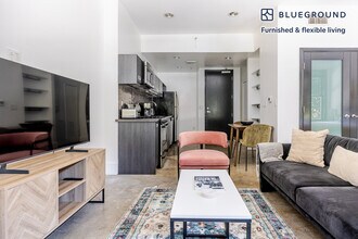 810 S Spring St in Los Angeles, CA - Building Photo - Building Photo