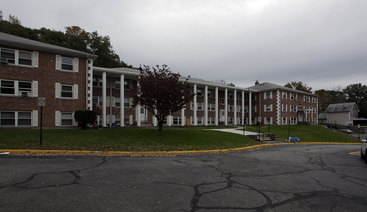 Colonial Court in Stoneham, MA - Building Photo