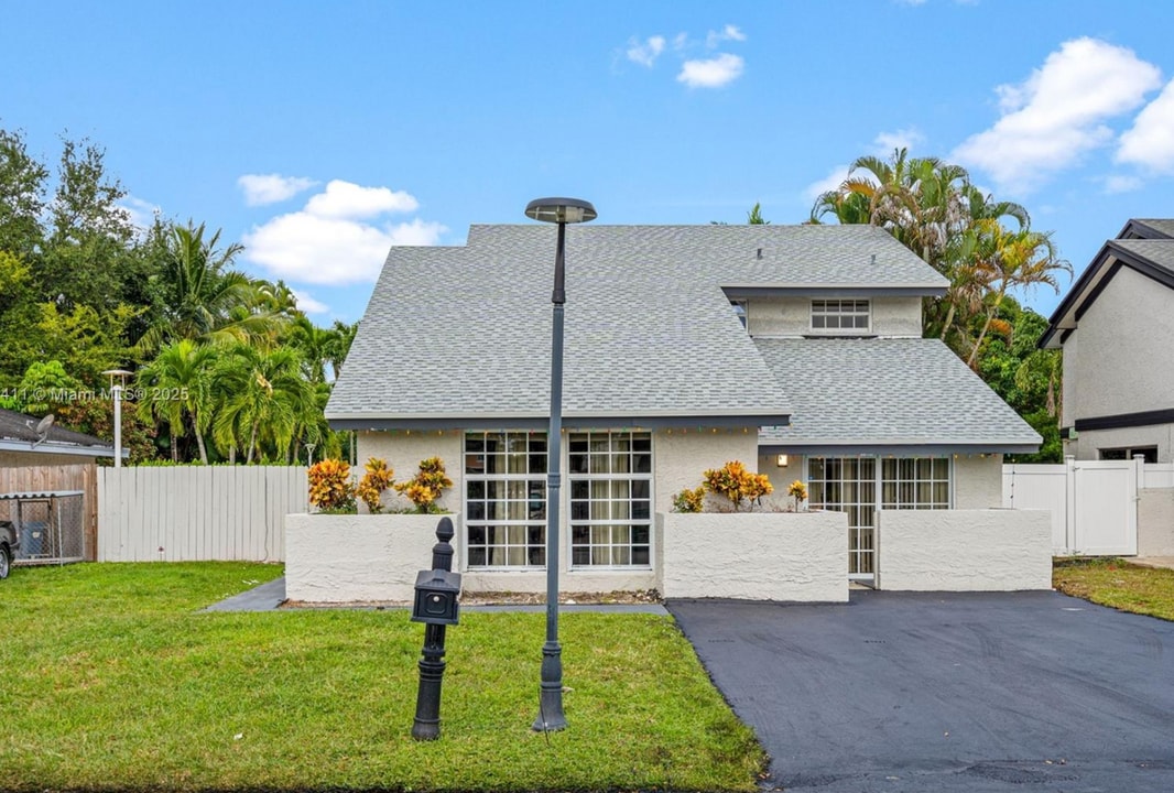 8351 SW 39th Ct in Davie, FL - Foto de edificio