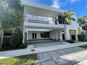10250 NW 74th Ter in Doral, FL - Building Photo - Building Photo