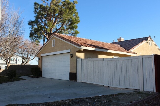 44762 Shadowcrest Dr in Lancaster, CA - Building Photo - Building Photo