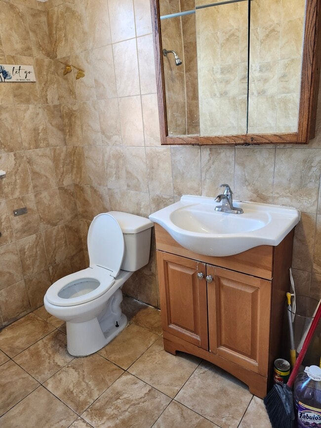 70 Valentine St, Unit 2/2nd fl in Mount Vernon, NY - Building Photo - Building Photo