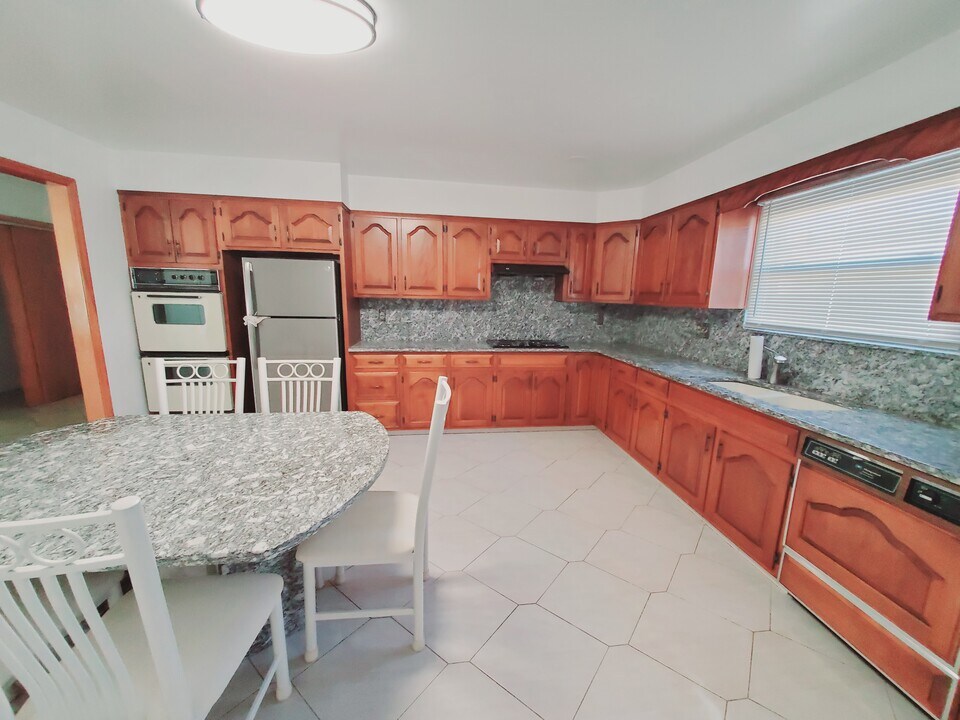 47 Dora St, Unit 3 in Stamford, CT - Building Photo