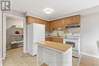 2 Sir Jacobs Crescent in Brampton, ON - Building Photo - Building Photo