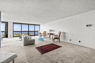 1900 Consulate Pl in West Palm Beach, FL - Foto de edificio - Building Photo