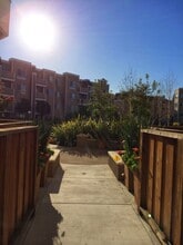 6400 Christie Ave, Unit 2119 in Emeryville, CA - Foto de edificio - Building Photo