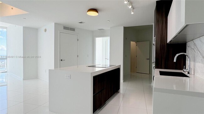 851 NE 1st Ave, Unit 3409 in Miami, FL - Foto de edificio - Building Photo