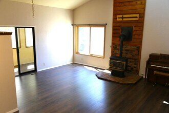327 Marlon St in Philomath, OR - Building Photo - Building Photo