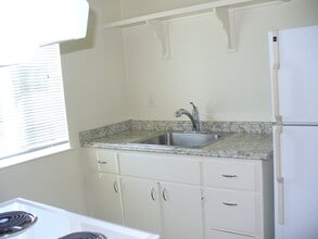 511-525 Riverside Dr in Napa, CA - Building Photo - Building Photo