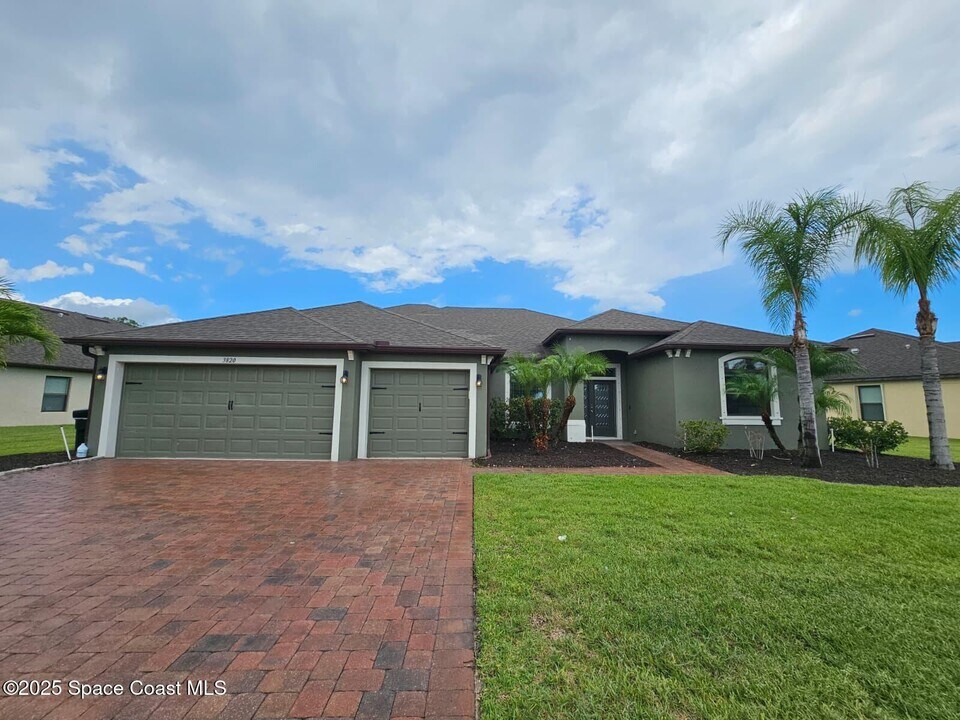 3820 Watergrass St in West Melbourne, FL - Building Photo