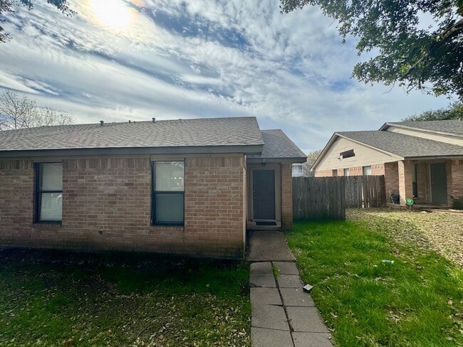 AUGUST PRE-LEASE!!!  3 Bedroom 2 Bathroom Duplex on Bus Route in College Station, TX - Building Photo - Building Photo