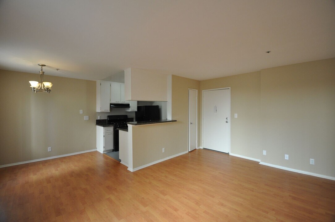 The Villa Valley Village Apartments in Toluca Lake, CA - Building Photo