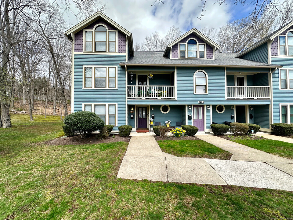 3230 Whitney Ave in Hamden, CT - Foto de edificio