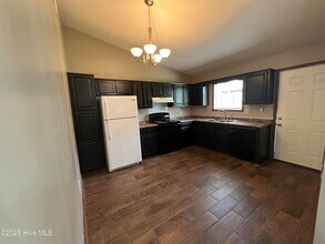 725 Pinewood Dr in Jacksonville, NC - Building Photo - Building Photo