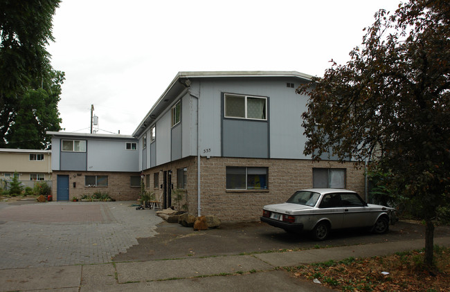 335 D St in Springfield, OR - Foto de edificio - Building Photo