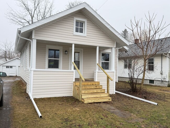 2307 W Main St in Jackson, MI - Foto de edificio - Building Photo