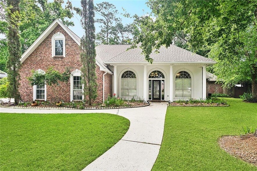 1306 Woodmere Dr in Mandeville, LA - Building Photo