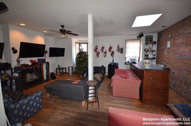 486 Massachusetts Ave, Unit 3 in Boston, MA - Foto de edificio - Building Photo