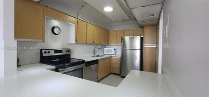 3701 N Country Club Dr, Unit 807 in Aventura, FL - Foto de edificio - Building Photo