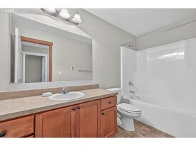 57800 Grandmas Ln in Scappoose, OR - Building Photo