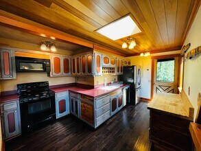 9101 Springridge Rd NE in Bainbridge Island, WA - Building Photo - Building Photo