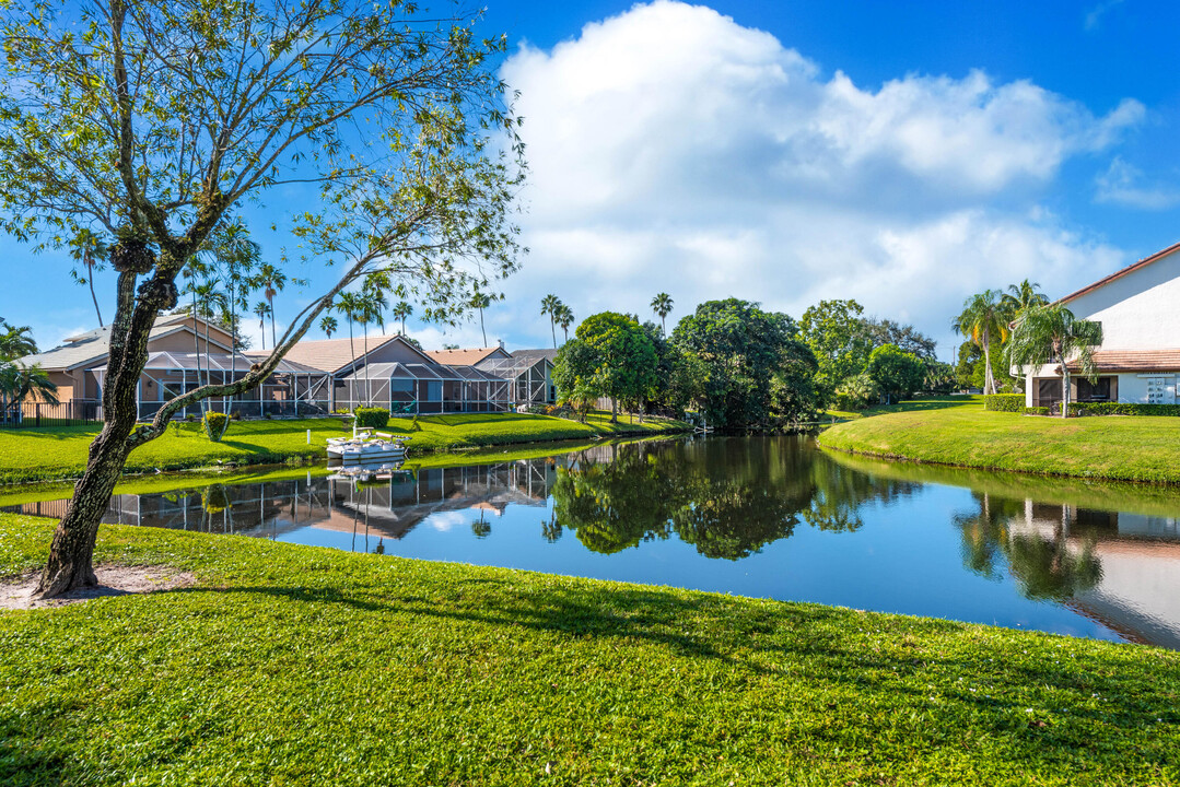 12568 Shoreline Dr in Wellington, FL - Building Photo