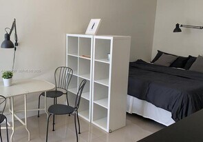 6410 NW 105th Pl in Doral, FL - Building Photo