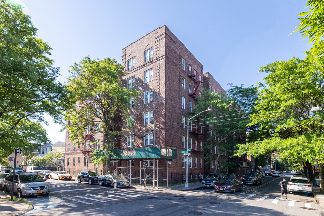 9216 Whitney Ave in Elmhurst, NY - Foto de edificio