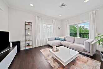 320 Maverick St, Unit 405 in Boston, MA - Building Photo - Building Photo