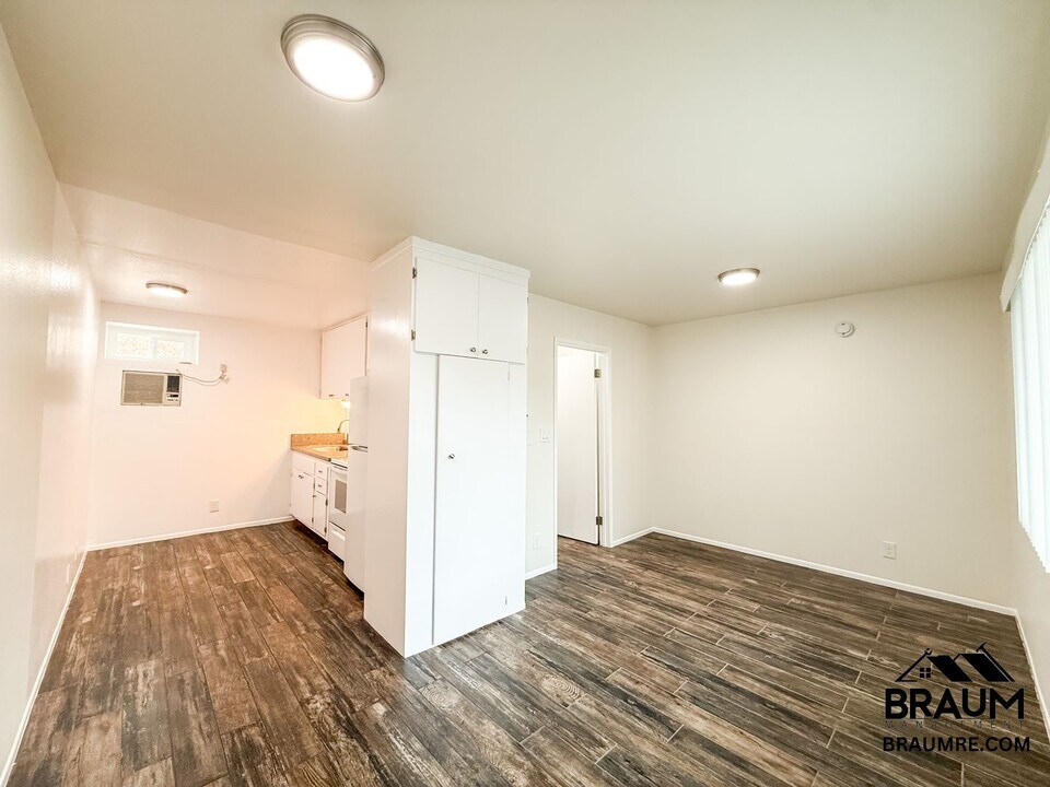 15634 Leadwell St in Los Angeles, CA - Building Photo