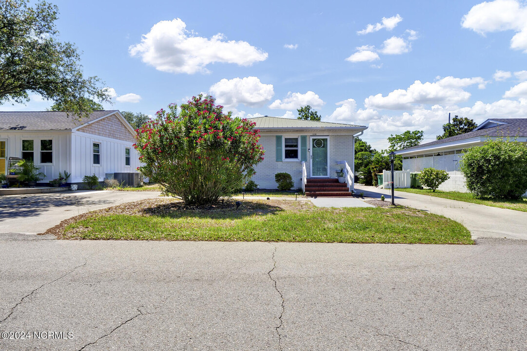 114 S 6th Ave in Kure Beach, NC - Foto de edificio