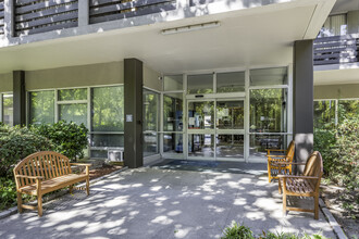 The Riverview (55+) in Sacramento, CA - Foto de edificio - Building Photo