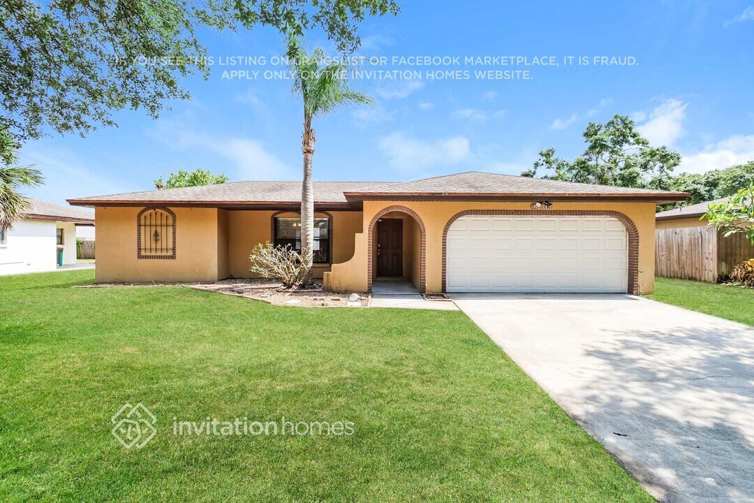 2001 Nicklaus Dr in Melbourne, FL - Foto de edificio