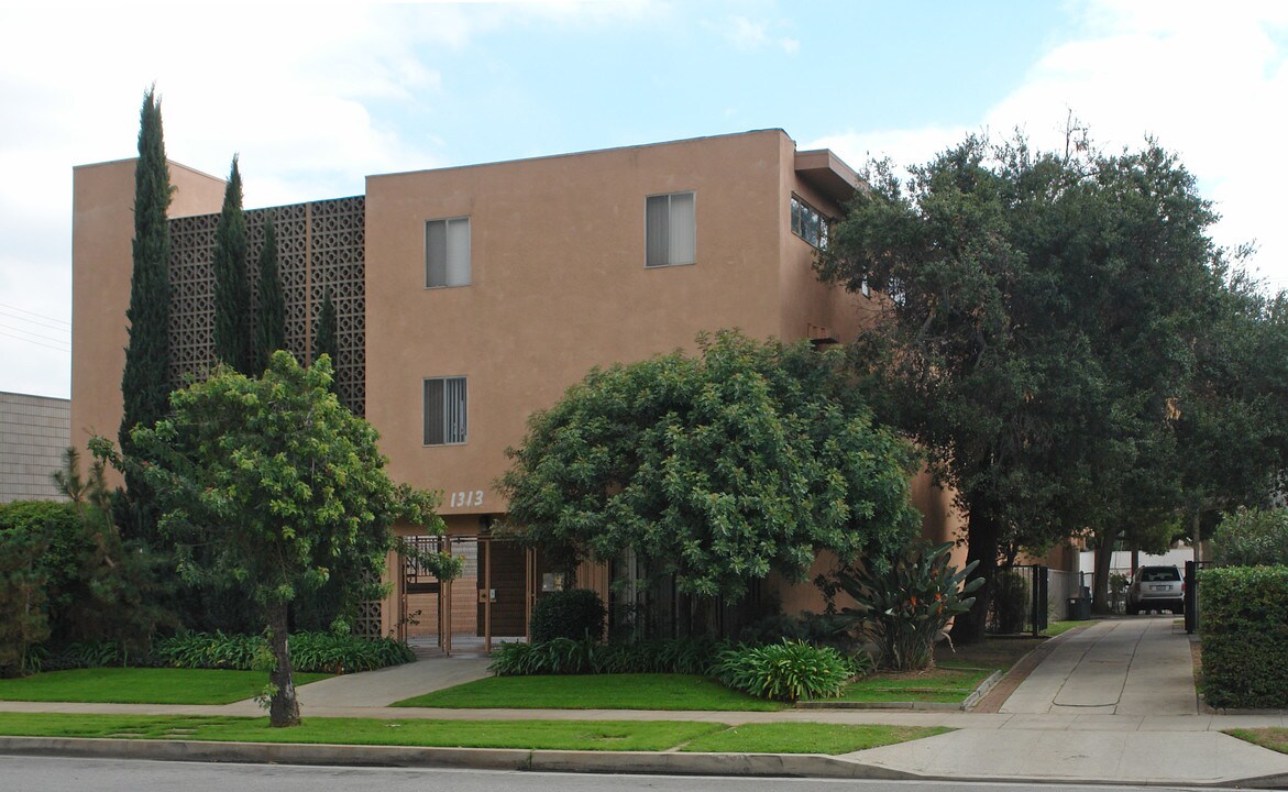 1313 Huntington Dr in Los Angeles, CA - Foto de edificio