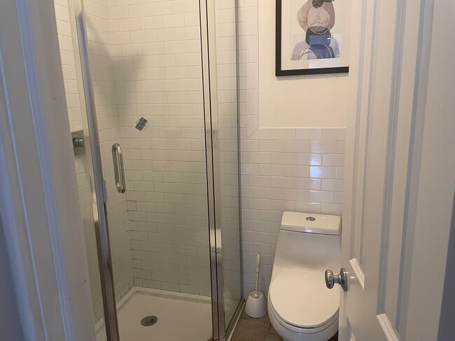 7104 Fresh Pond Rd, Unit 4 in Ridgewood, NY - Building Photo - Building Photo