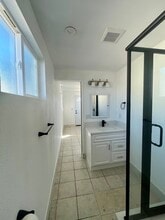 370 Bridgevale Rd in Hollister, CA - Foto de edificio - Building Photo