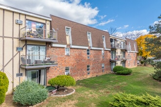 Fairmont Place in Whitehall, PA - Foto de edificio - Building Photo