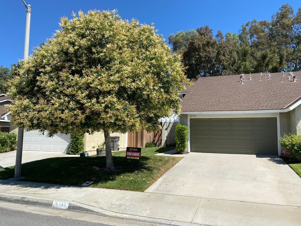 16735 Highfalls St in Santa Clarita, CA - Foto de edificio