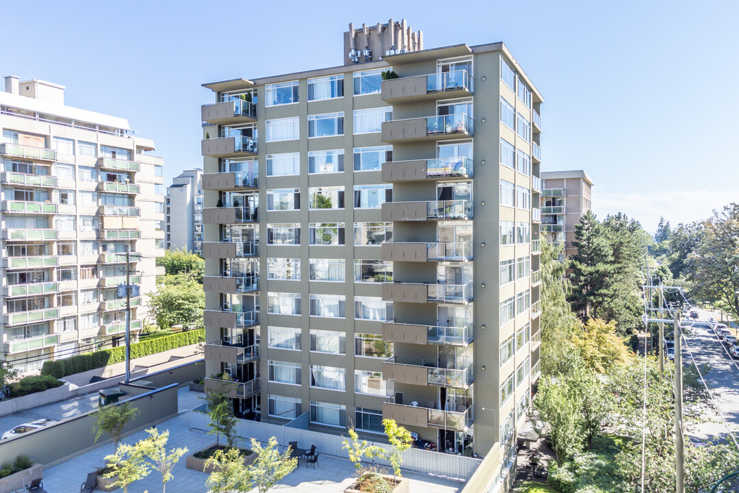 Savoy Towers in Vancouver, BC - Building Photo