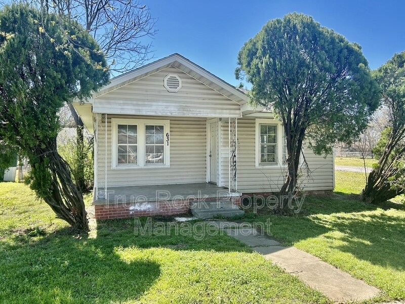 631 W 19th in Ada, OK - Building Photo